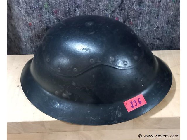 Oude helm - afbeelding 1 van  1