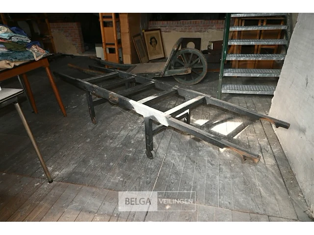 Oude houten draagberrie op wielen - afbeelding 1 van  6