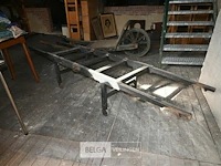 Oude houten draagberrie op wielen
