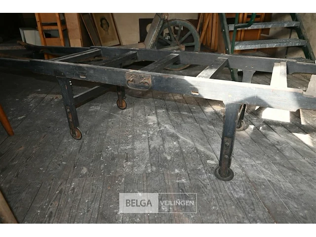 Oude houten draagberrie op wielen - afbeelding 2 van  6