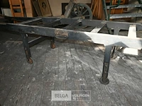 Oude houten draagberrie op wielen - afbeelding 2 van  6