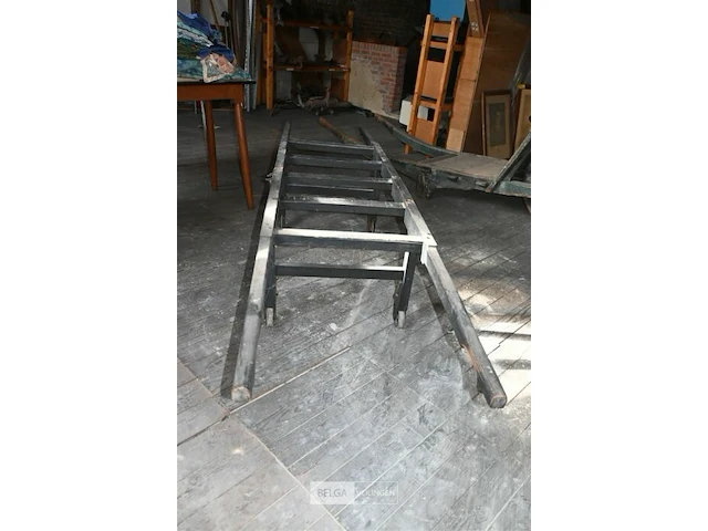 Oude houten draagberrie op wielen - afbeelding 3 van  6