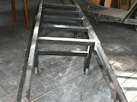 Oude houten draagberrie op wielen - afbeelding 3 van  6