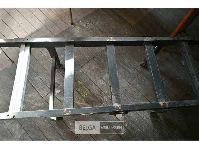 Oude houten draagberrie op wielen - afbeelding 6 van  6