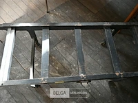 Oude houten draagberrie op wielen - afbeelding 6 van  6