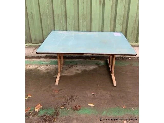 Oude houten schooltafel afm plm 120 x 80 x 52 cm - afbeelding 1 van  2