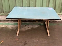 Oude houten schooltafel afm plm 120 x 80 x 52 cm - afbeelding 1 van  2