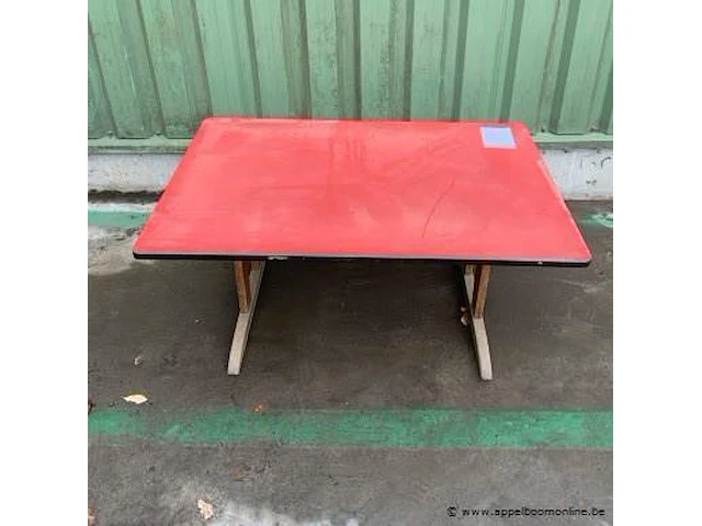 Oude houten schooltafel afm plm 120 x 80 x 52 cm - afbeelding 1 van  2