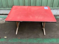 Oude houten schooltafel afm plm 120 x 80 x 52 cm - afbeelding 1 van  2