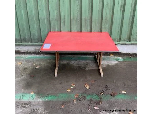 Oude houten schooltafel afm plm 120 x 80 x 52 cm - afbeelding 1 van  2