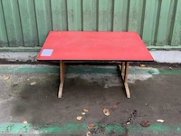 Oude houten schooltafel afm plm 120 x 80 x 52 cm - afbeelding 1 van  2