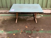 Oude houten schooltafel afm plm 120 x 80 x 52 cm - afbeelding 1 van  2