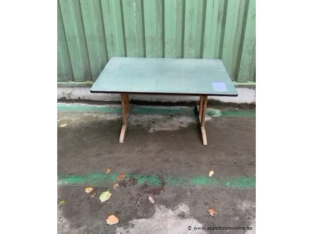Oude houten schooltafel afm plm 120 x 80 x 58 cm - afbeelding 1 van  2