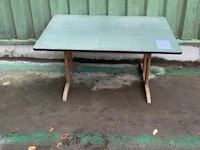 Oude houten schooltafel afm plm 120 x 80 x 58 cm - afbeelding 1 van  2
