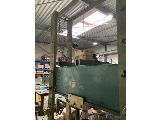 Oude hydraulische drukpers - afbeelding 4 van  13