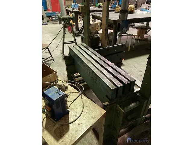Oude hydraulische drukpers - afbeelding 1 van  13