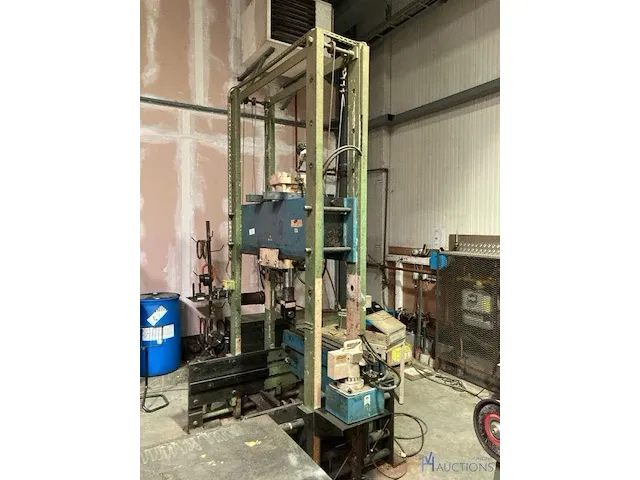 Oude hydraulische drukpers - afbeelding 7 van  13