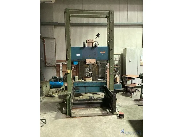 Oude hydraulische drukpers - afbeelding 10 van  13