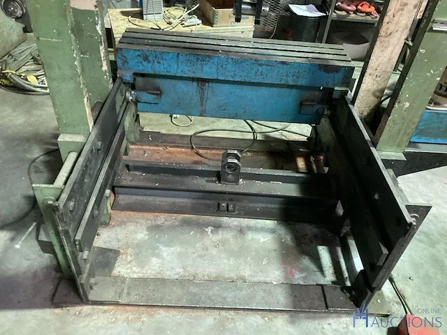 Oude hydraulische drukpers - afbeelding 12 van  13