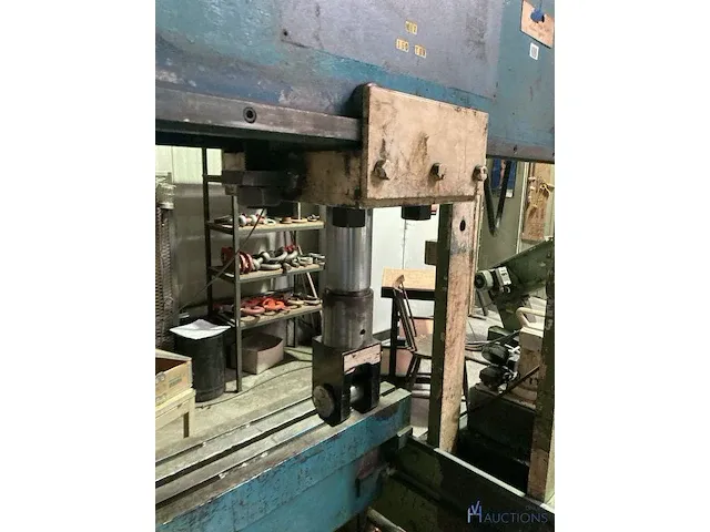 Oude hydraulische drukpers - afbeelding 13 van  13