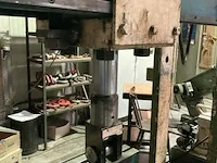 Oude hydraulische drukpers - afbeelding 13 van  13