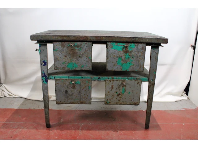 Oude industriele werktafel - afbeelding 1 van  4