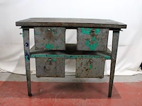 Oude industriele werktafel