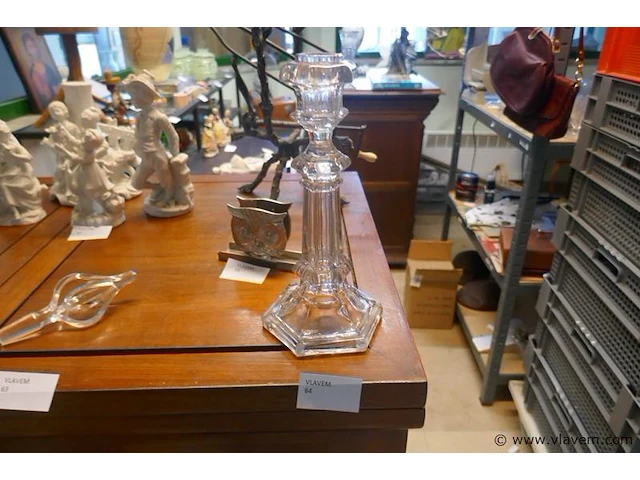Oude kandelaar in glas - afbeelding 1 van  1