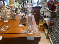 Oude kandelaar in glas - afbeelding 1 van  1