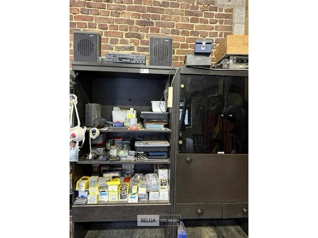 Oude kast met inhoud - afbeelding 1 van  5