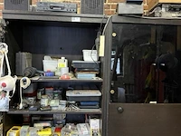 Oude kast met inhoud - afbeelding 1 van  5