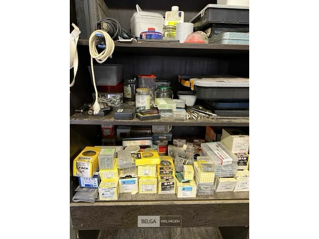 Oude kast met inhoud - afbeelding 2 van  5