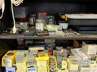 Oude kast met inhoud - afbeelding 2 van  5