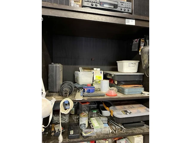 Oude kast met inhoud - afbeelding 3 van  5