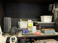 Oude kast met inhoud - afbeelding 3 van  5