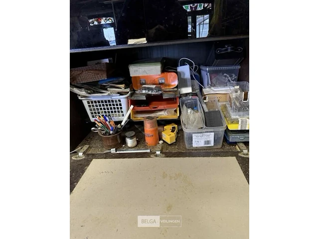 Oude kast met inhoud - afbeelding 5 van  5