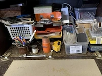 Oude kast met inhoud - afbeelding 5 van  5