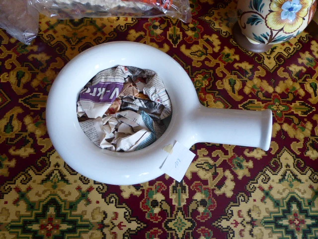 Oude keramieken bedpan - afbeelding 1 van  2