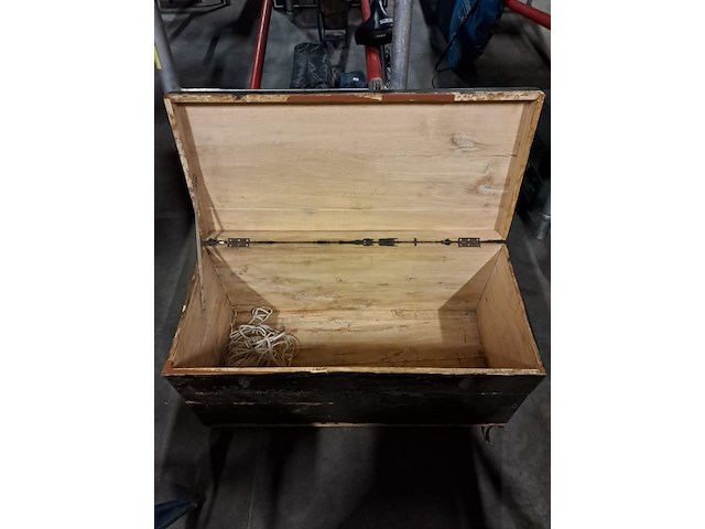 Oude koffer 990mm x 460mm x 480mm hoog - afbeelding 1 van  4
