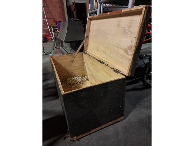 Oude koffer 990mm x 460mm x 480mm hoog - afbeelding 2 van  4