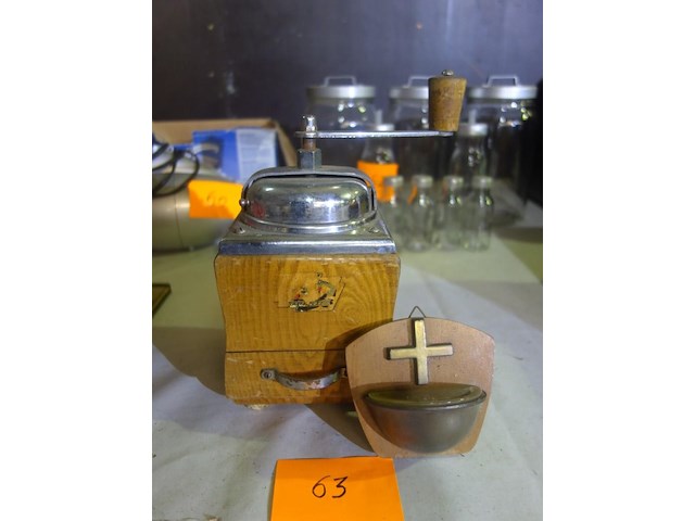 Oude koffiemolen en wijwatervatje - afbeelding 1 van  2