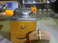 Oude koffiemolen en wijwatervatje - afbeelding 1 van  2