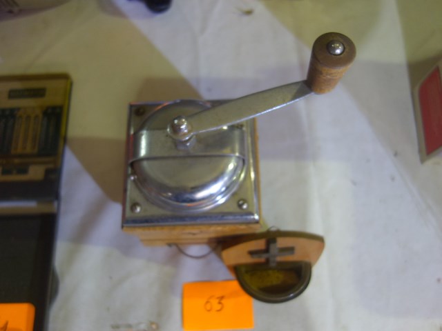 Oude koffiemolen en wijwatervatje - afbeelding 2 van  2