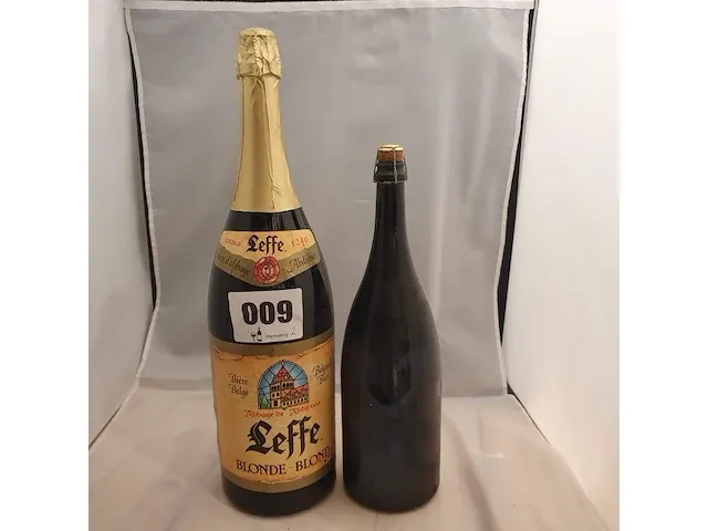 Oude leffe bierfles jeroboam en magnum fles zonder etiket - afbeelding 1 van  6