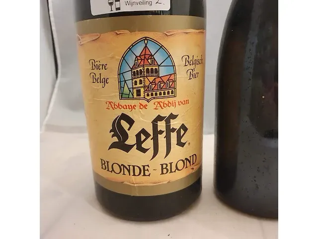 Oude leffe bierfles jeroboam en magnum fles zonder etiket - afbeelding 2 van  6