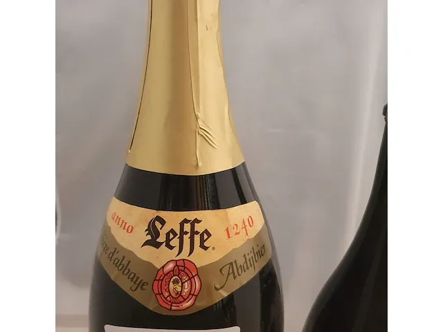 Oude leffe bierfles jeroboam en magnum fles zonder etiket - afbeelding 4 van  6