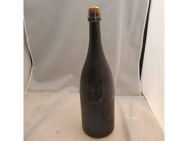 Oude leffe bierfles jeroboam en magnum fles zonder etiket - afbeelding 6 van  6