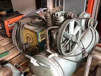 Oude luchtcompressor en laspost - afbeelding 1 van  2