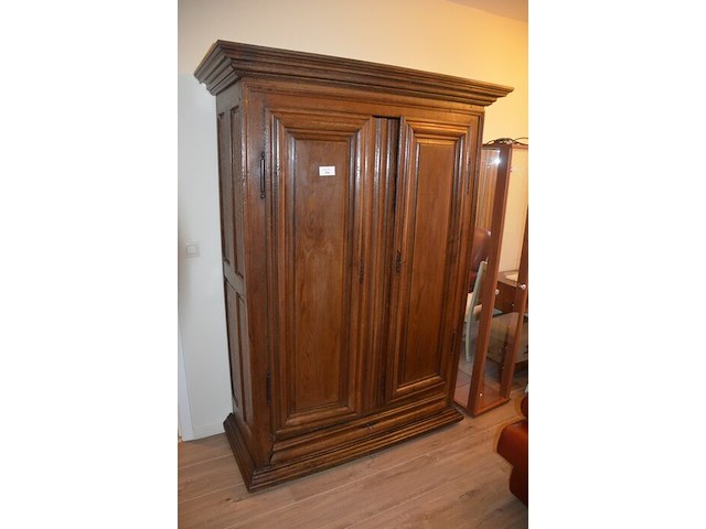 Oude massief eiken kast met 2 deuren en 1 lade ca. 2 m hoog en 1,30m breed - afbeelding 1 van  7