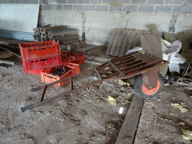 Oude metalen kar - afbeelding 2 van  3